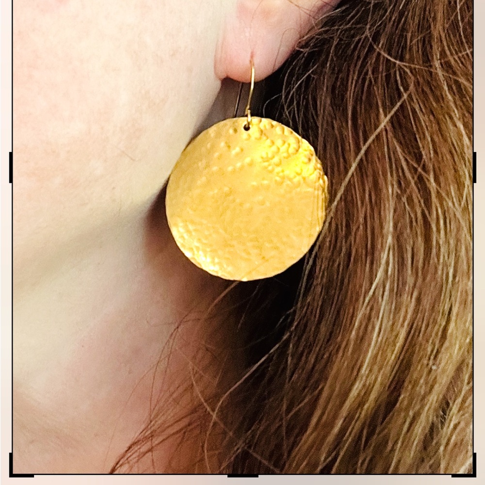NWT✨Handmade✨Elegant Hand Hammered Gold-Tone Hammered Disc Earrings